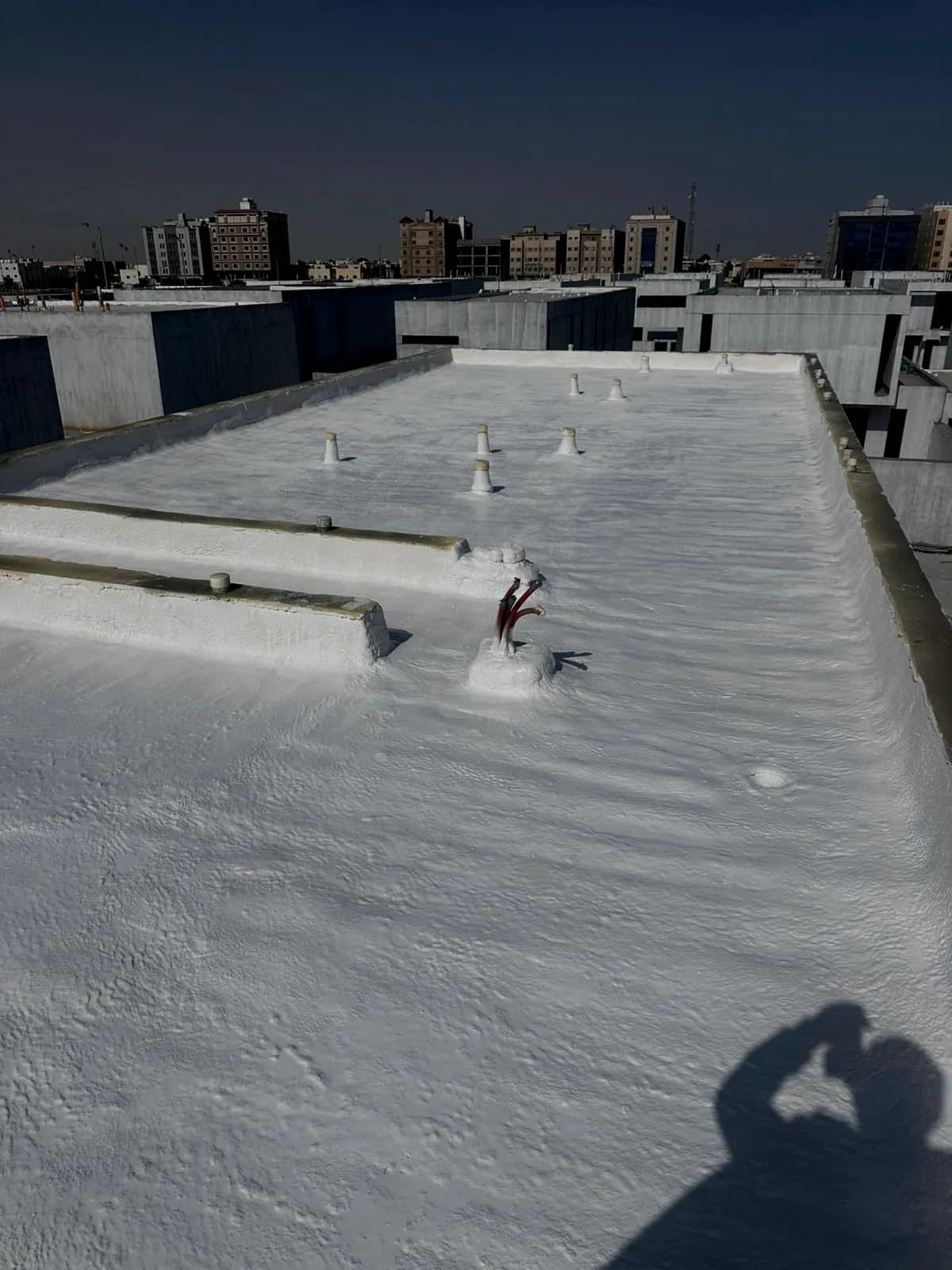سطح مبنى مكتمل العزل بفوم البولي يوريثان مع تفاصيل الميول